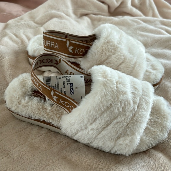 Brand new slippers - Picture 1 of 3